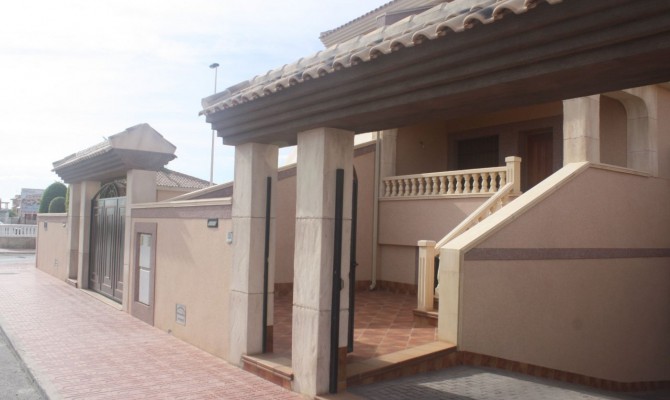 Casa adosada - Obra Nueva - Torrevieja - LFX-92725