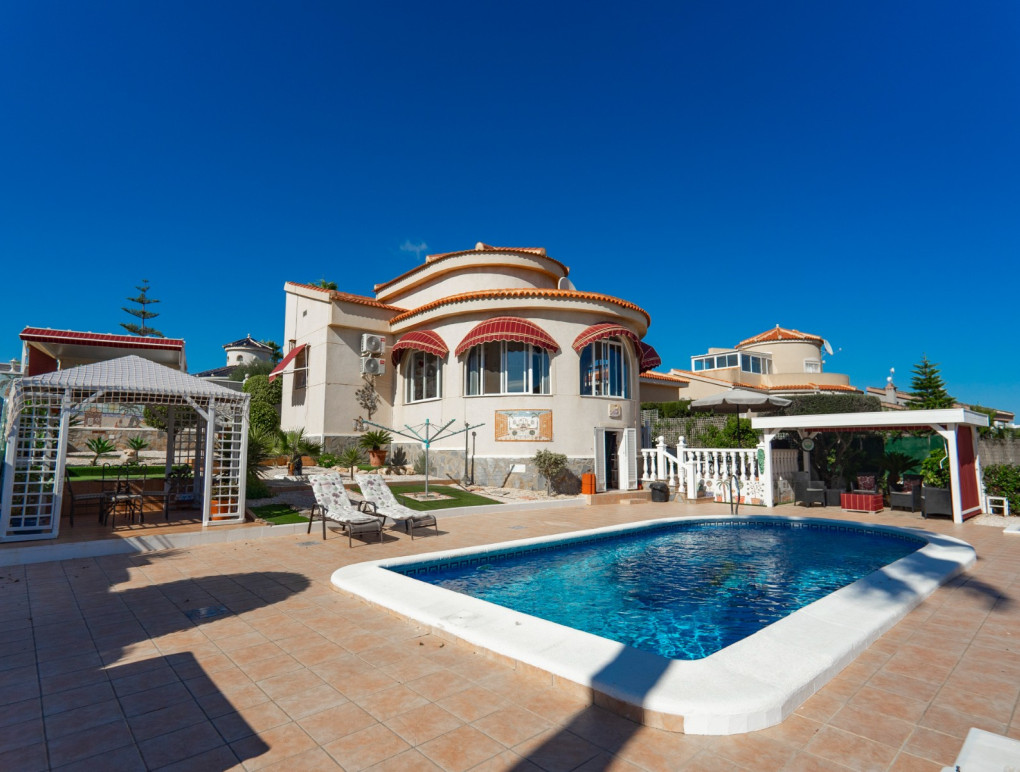 Casa con piscina en costa blanca