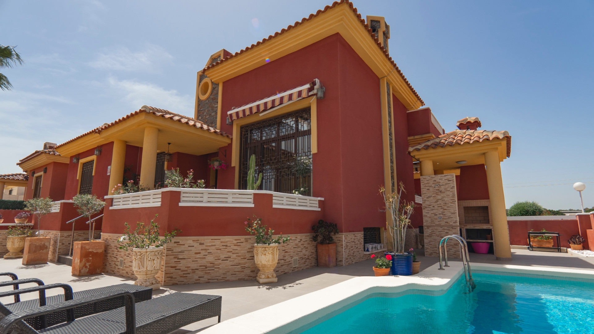 Chalet con piscina en costa blanca