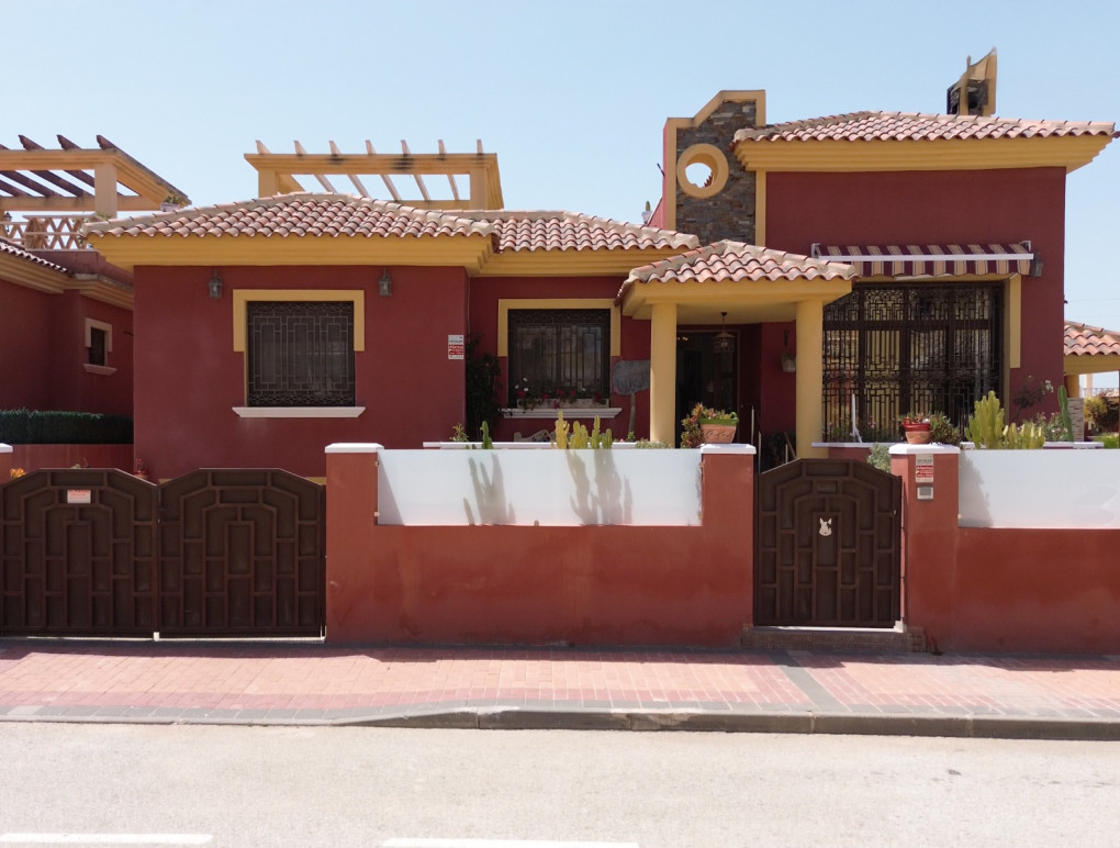 Chalet con piscina en costa blanca