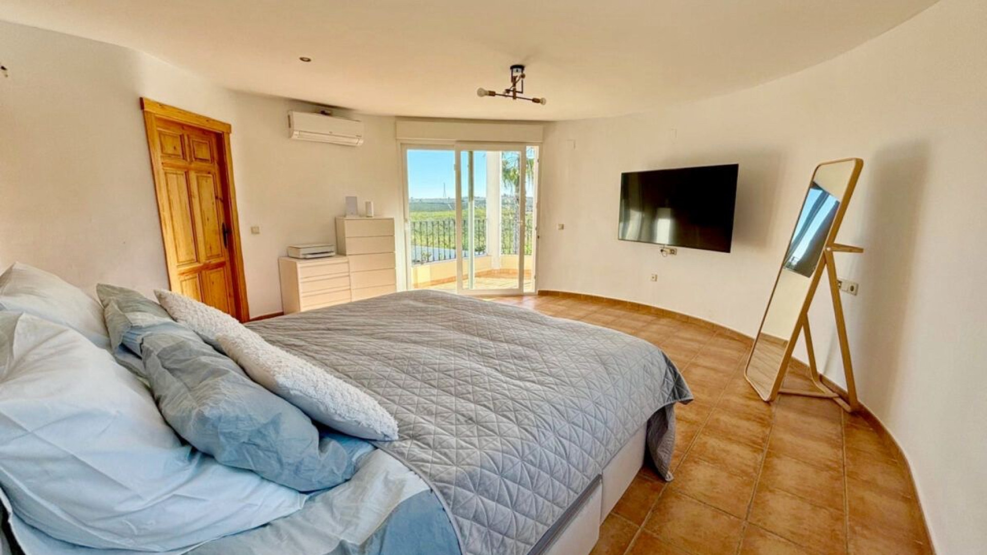 Chalet con piscina en costa blanca