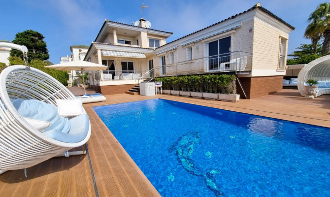 Detached Villa - Sprzedaż - Torrevieja - La Mata