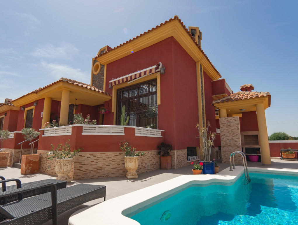 Detached Villa with Pool