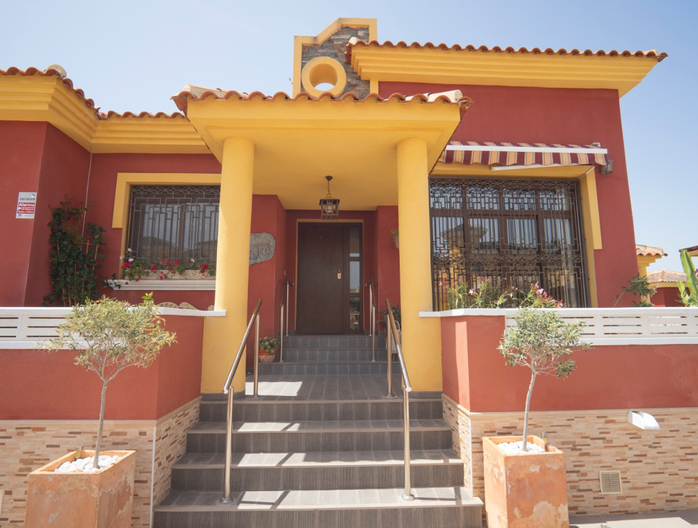 Detached Villa with Pool