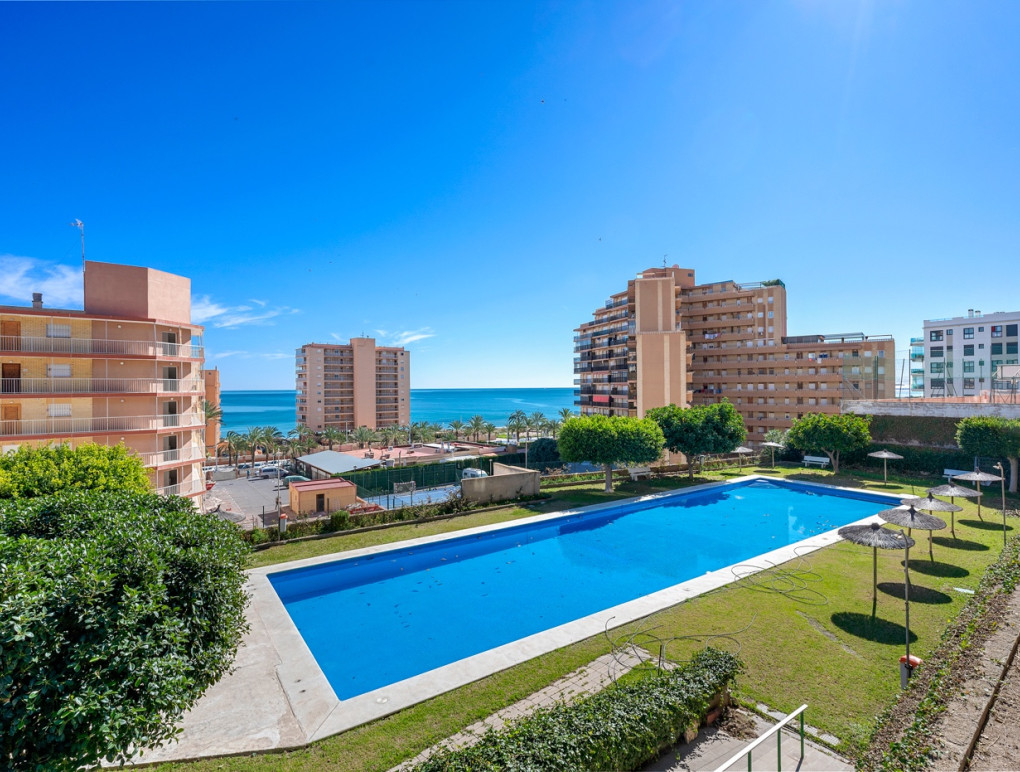 Resale - Apartment - Arenales del Sol - Segunda linea playa