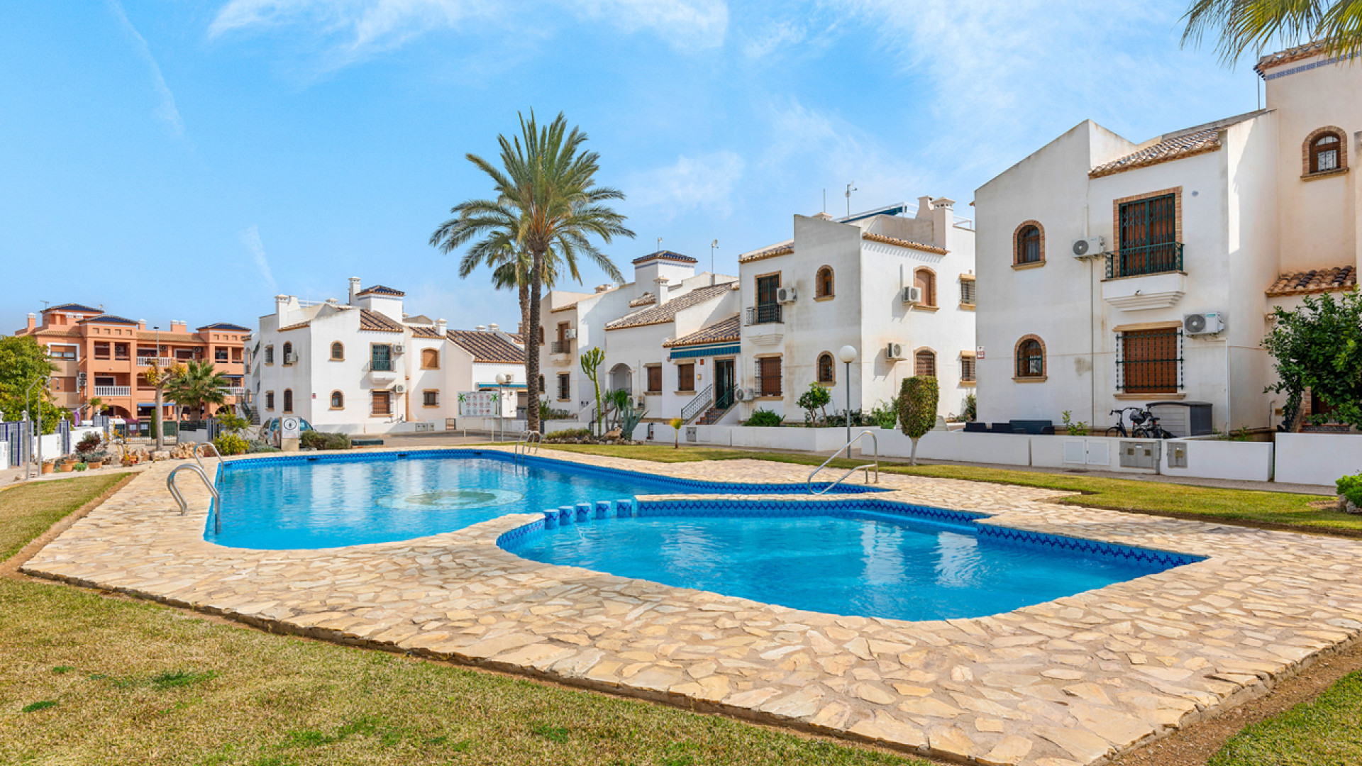 Resale - Apartment - Villamartin