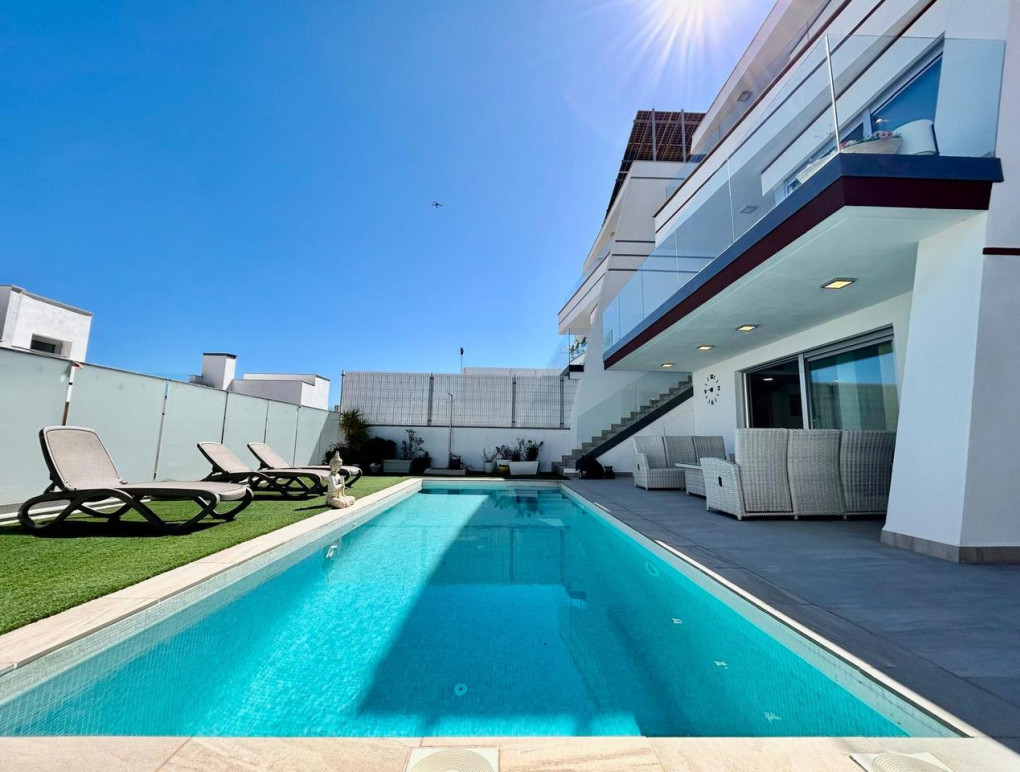 Resale - Detached Villa - Villamartin