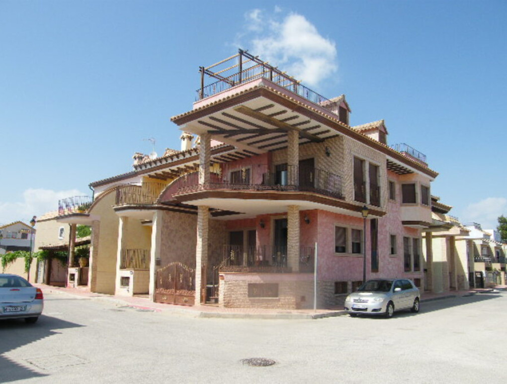 Resale - Таунхаус - Daya Nueva