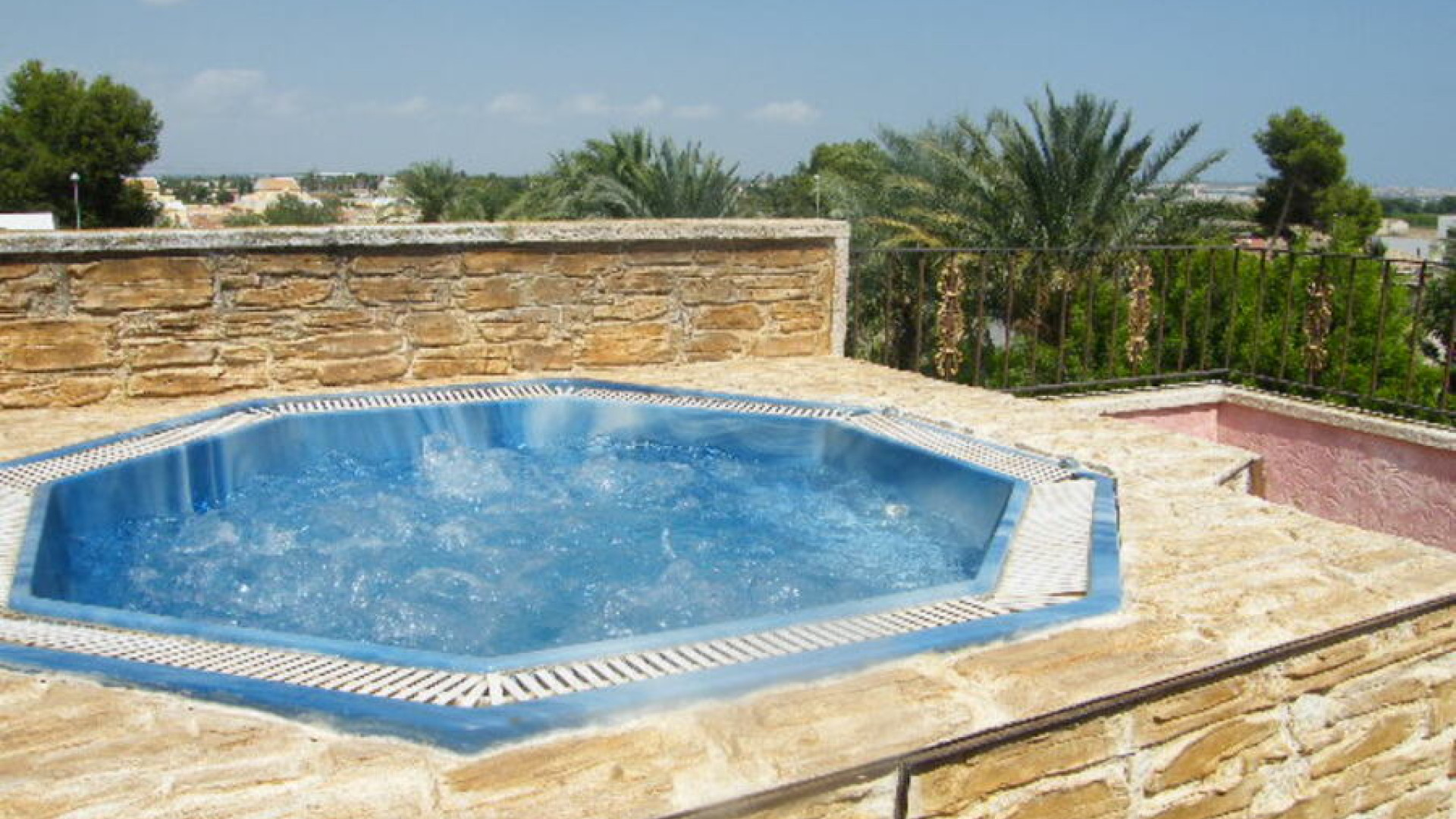 Resale - Таунхаус - Daya Nueva