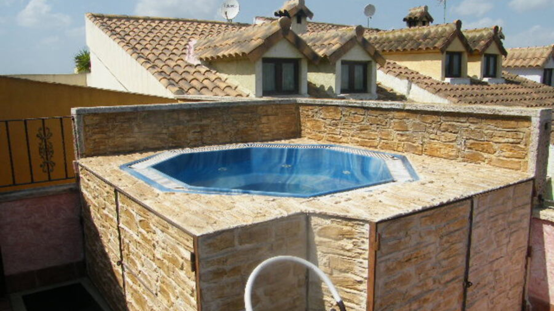 Resale - Таунхаус - Daya Nueva