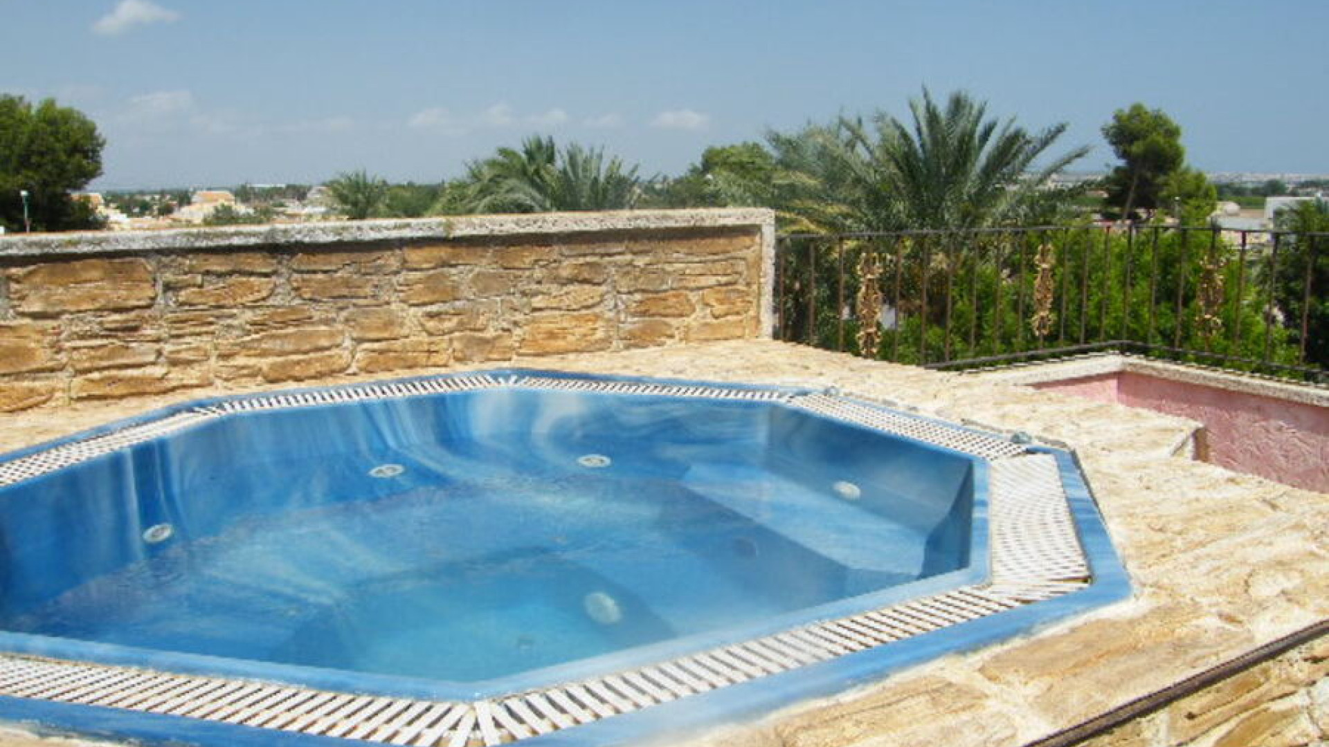 Resale - Таунхаус - Daya Nueva