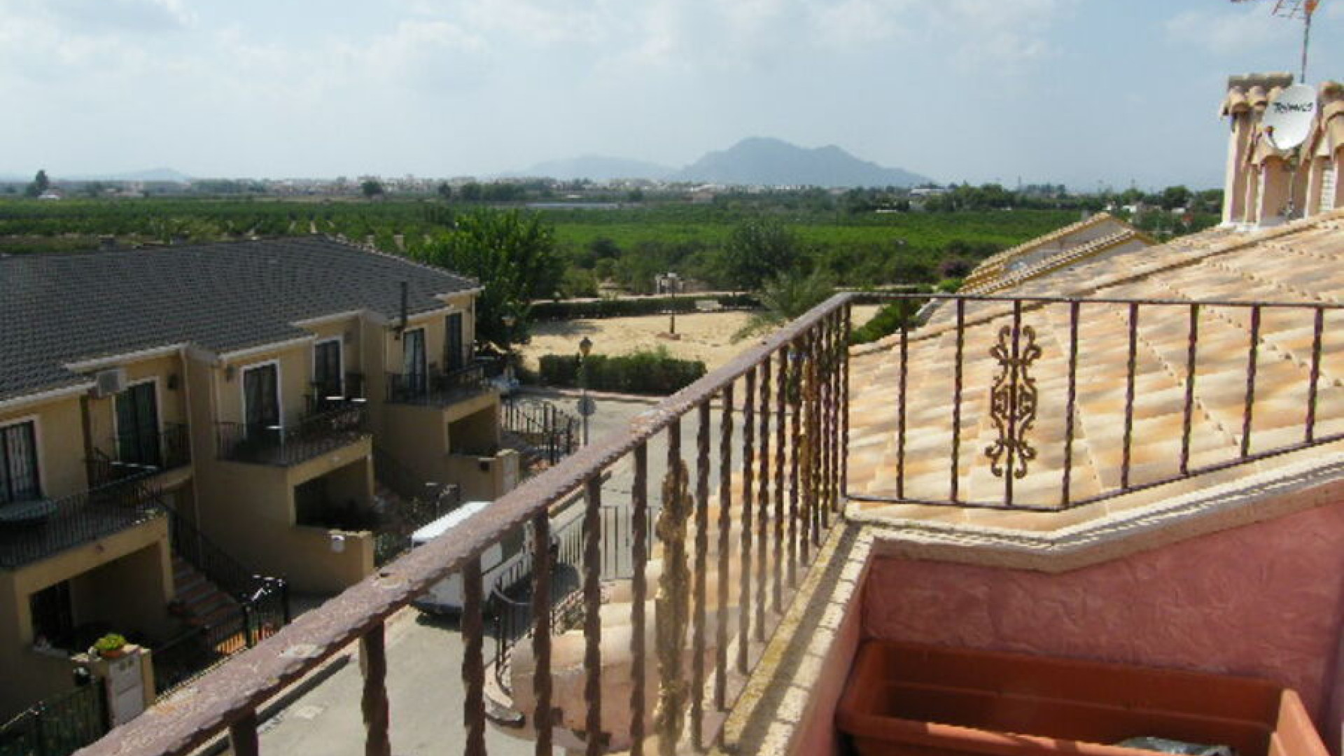 Resale - Таунхаус - Daya Nueva