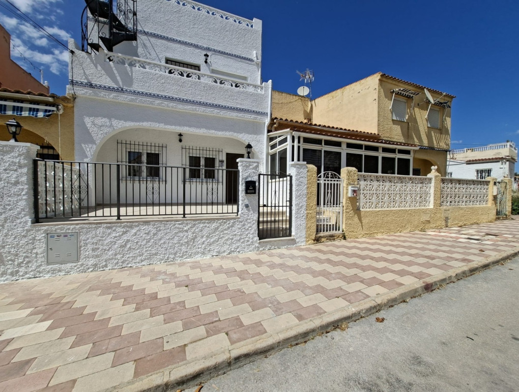 Venta - Casa adosada - La Marina - La Marina - Urbanization