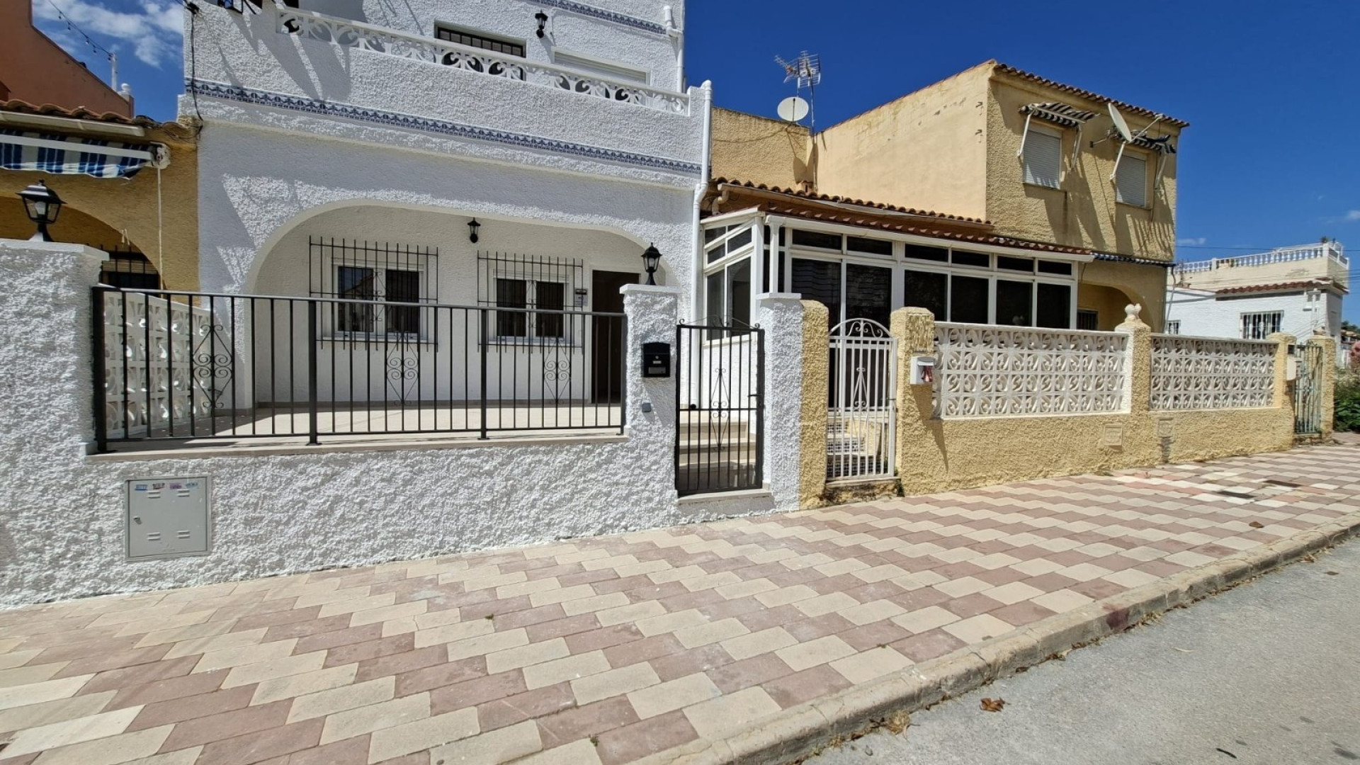Venta - Casa adosada - La Marina - La Marina - Urbanization