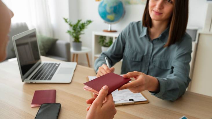 De nouvelles règles facilitent le séjour des immigrants illégaux en Espagne.